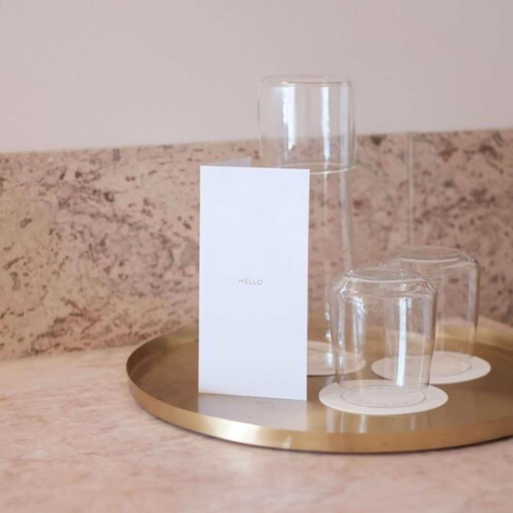 卡利尔酒店 布里斯班 外观 照片 A tray of water and glasses at a hotel