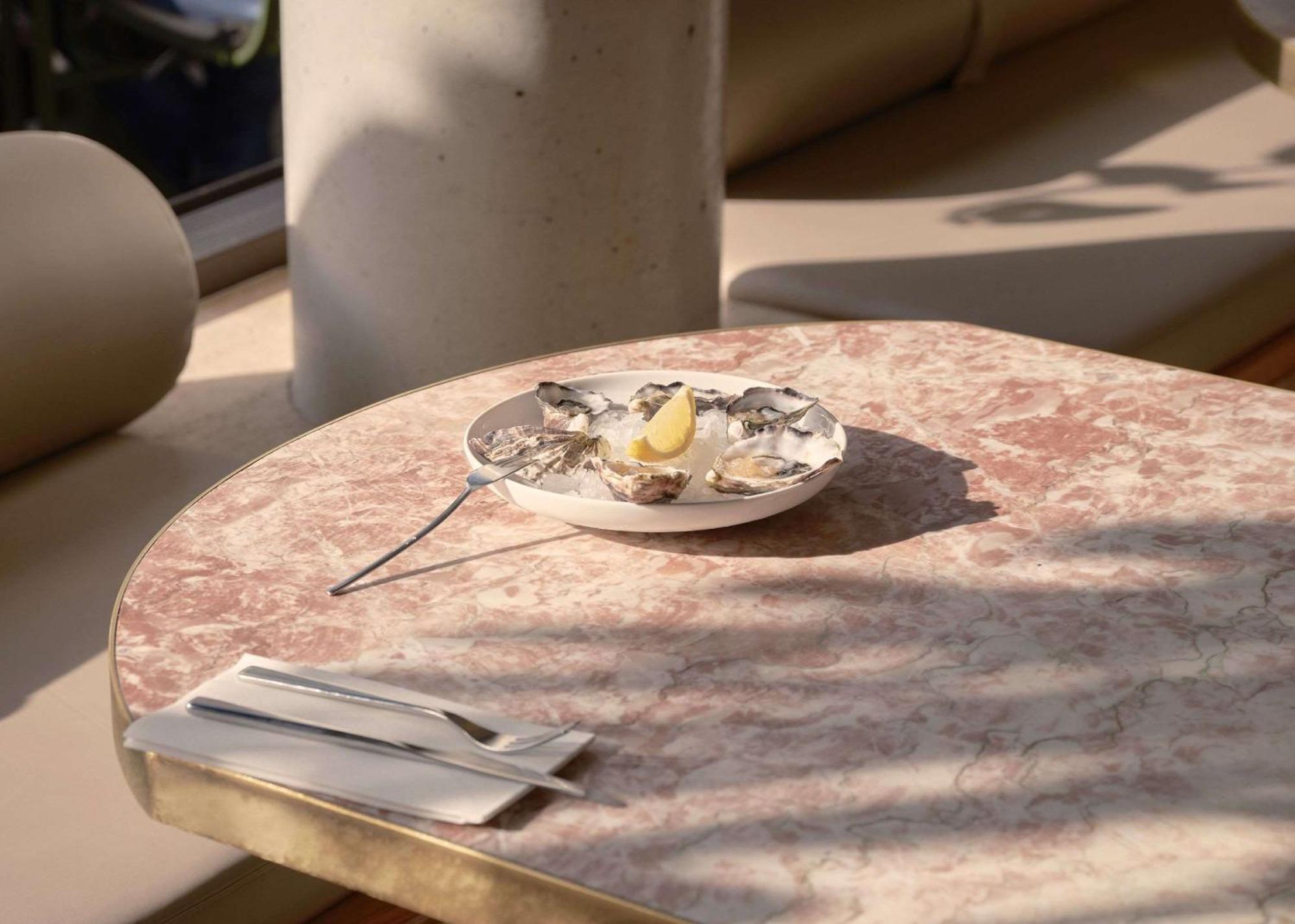 卡利尔酒店 布里斯班 外观 照片 Oysters on a table