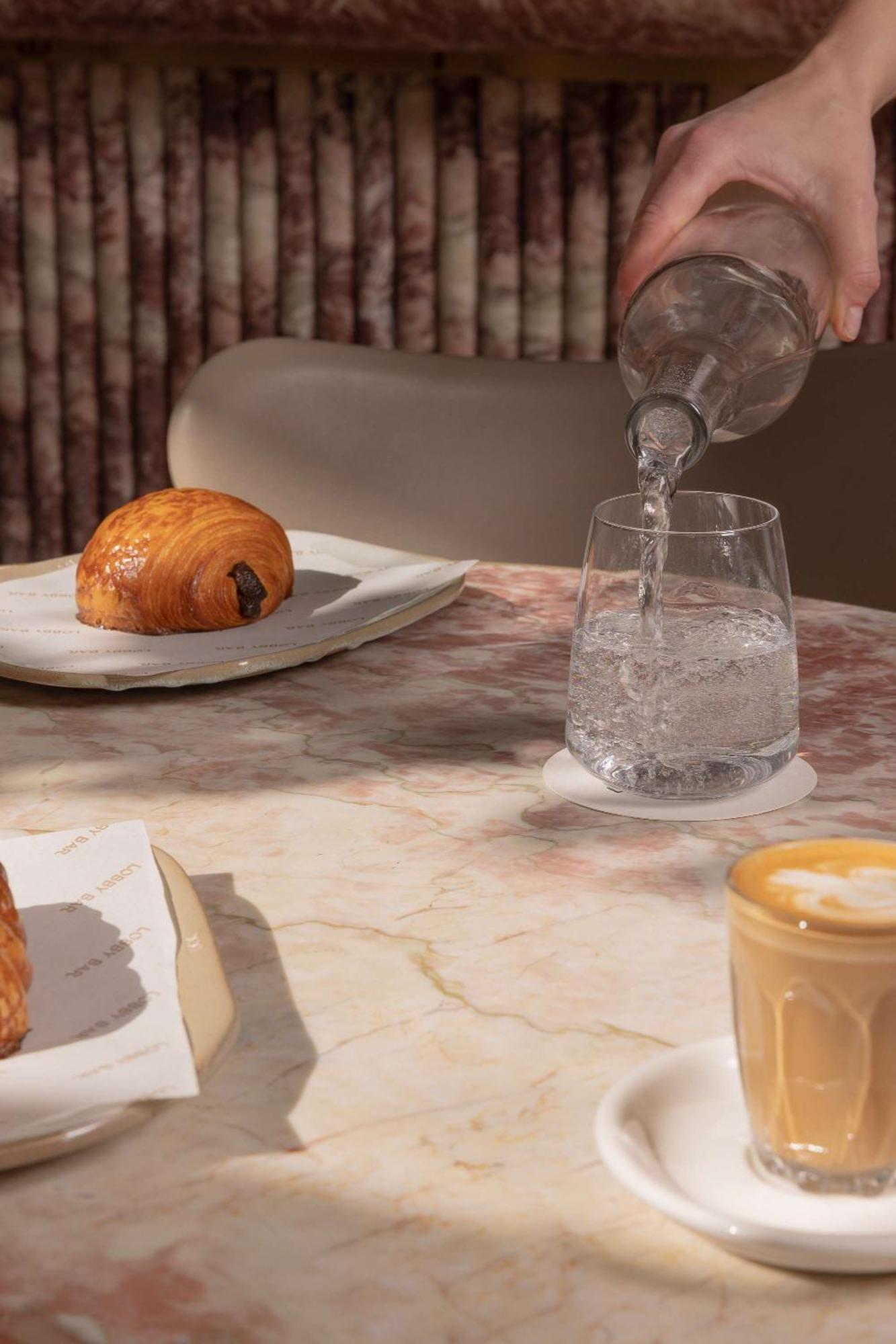 卡利尔酒店 布里斯班 外观 照片 A glass of sparkling water